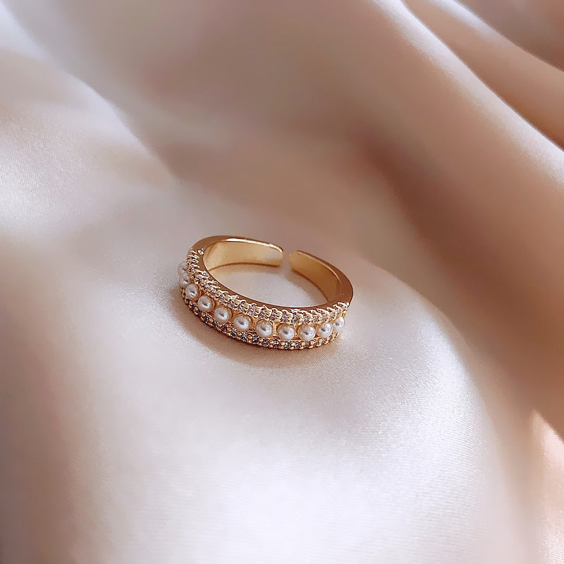 Luxurious Gold Ring with Pearl – Martina