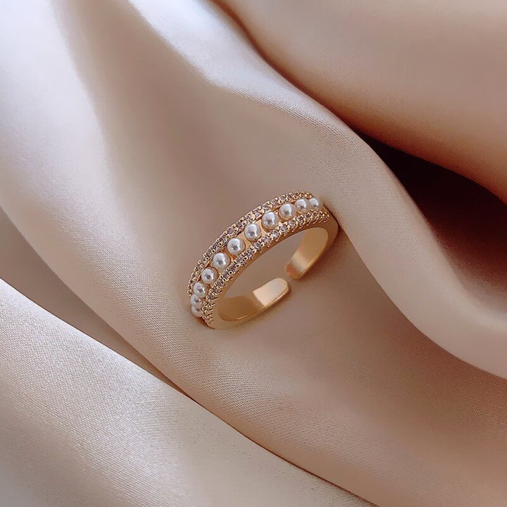 Luxurious Gold Ring with Pearl – Martina
