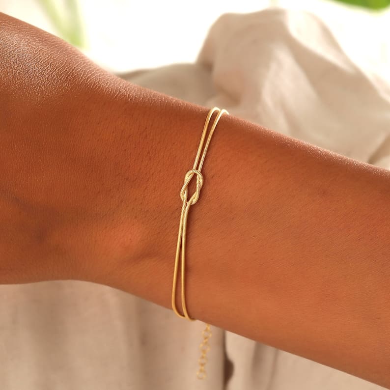 Minimalist Knot Bracelet – Elva