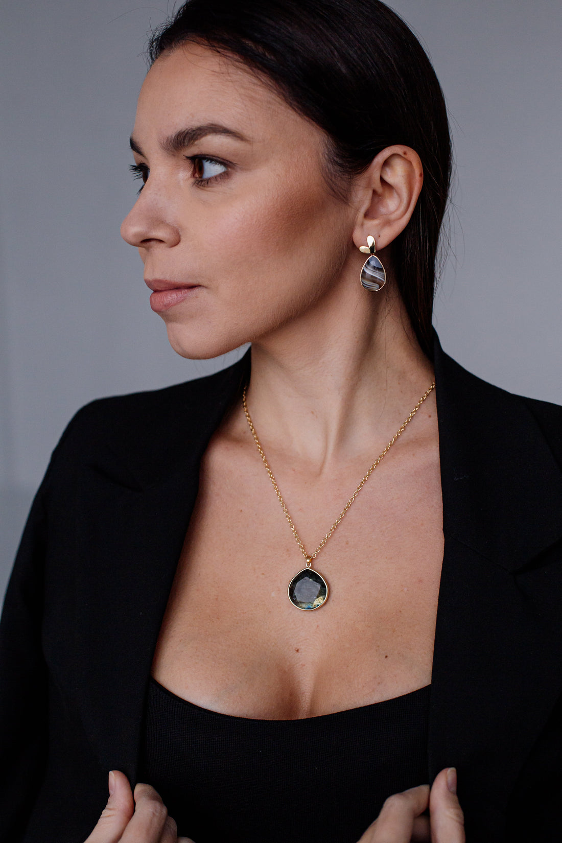 Labradorite Luxe Necklace – Natural Stone with Gold Accents for Elegance and Enchantment