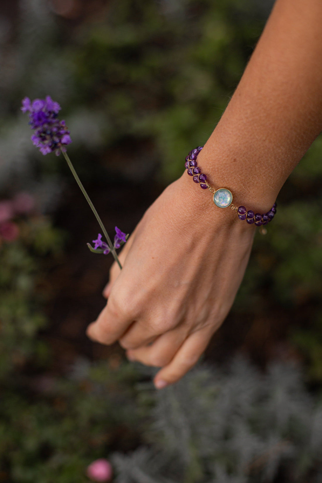 AuraStone Amethyst Bracelet – Healing Energy in a Stylish Purple Accessory