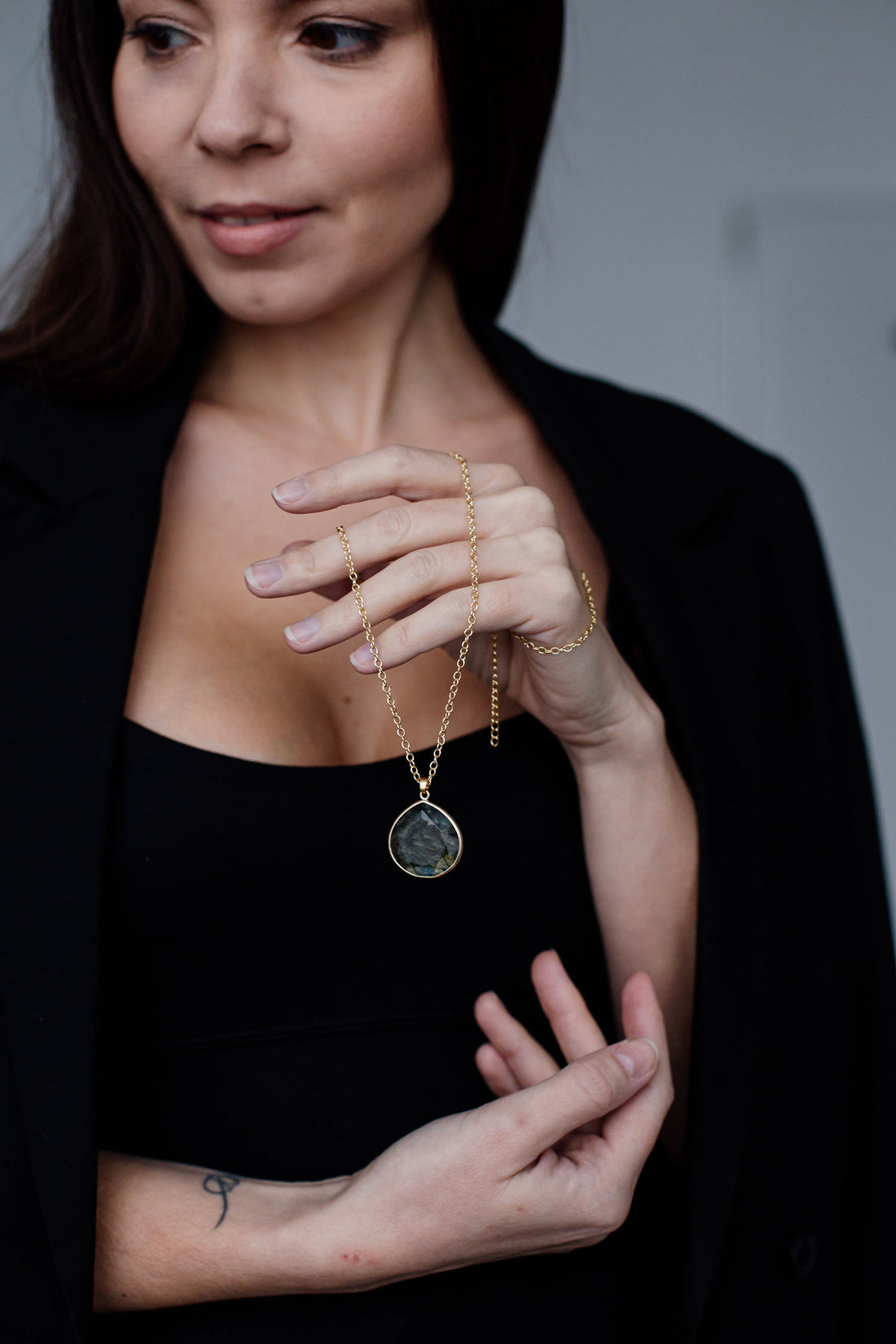 Labradorite Luxe Necklace – Natural Stone with Gold Accents for Elegance and Enchantment